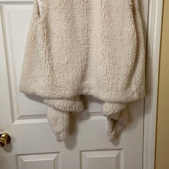 Cream Faux Fur Vest - Picture 8 of 9